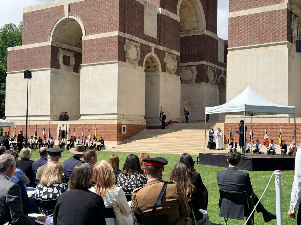 Officiels et public face à la scène de la cérémonie des 110 ans de la Bataille de la Somme