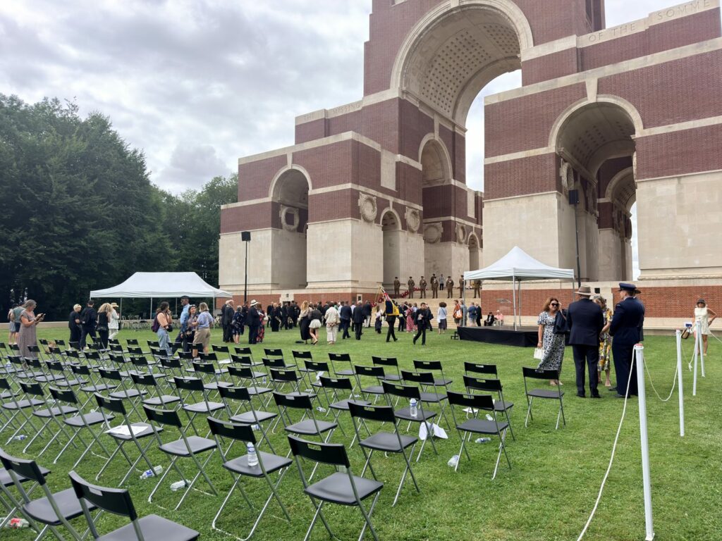 Installation des places assises avant la cérémonie des 110 ans de la Bataille de la Somme