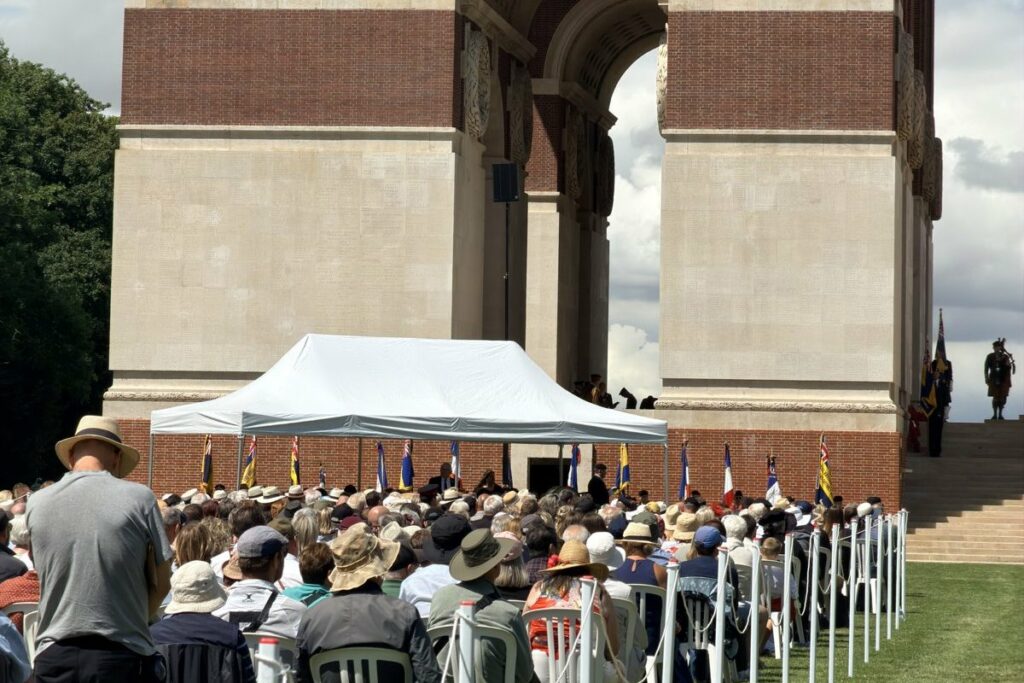 Public rassemblé au pied du mémorial pour les 110 ans de la Bataille de la Somme