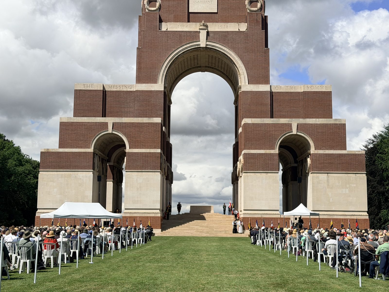 Dispositif technique dans l’axe du mémorial de Thiepval