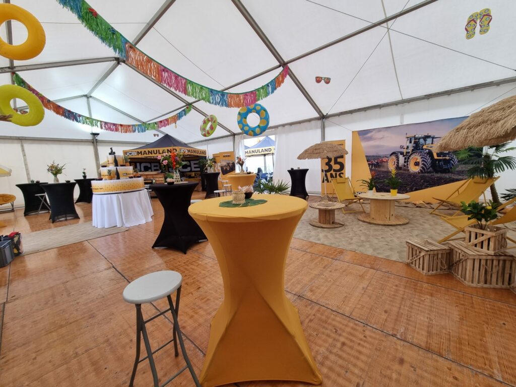 Chapiteau décoré aux couleurs de Manuland pour ses 35 ans