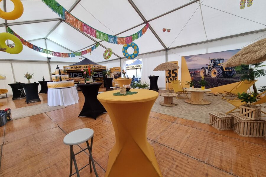 Chapiteau décoré aux couleurs de Manuland pour ses 35 ans