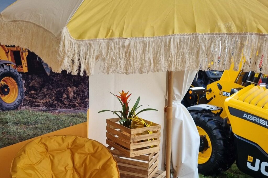 Coin lounge aménagé sous le chapiteau des 35 ans de Manuland