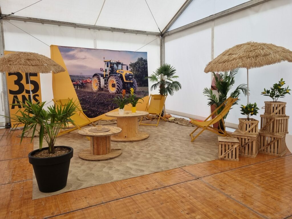 Décor de plage avec parasols et caisses en bois pour les 35 ans de Manuland