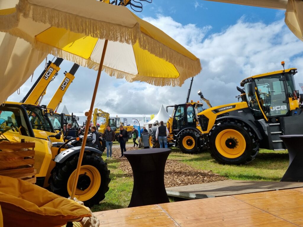 Engins JCB exposés à l'extérieur pendant les 35 ans de Manuland