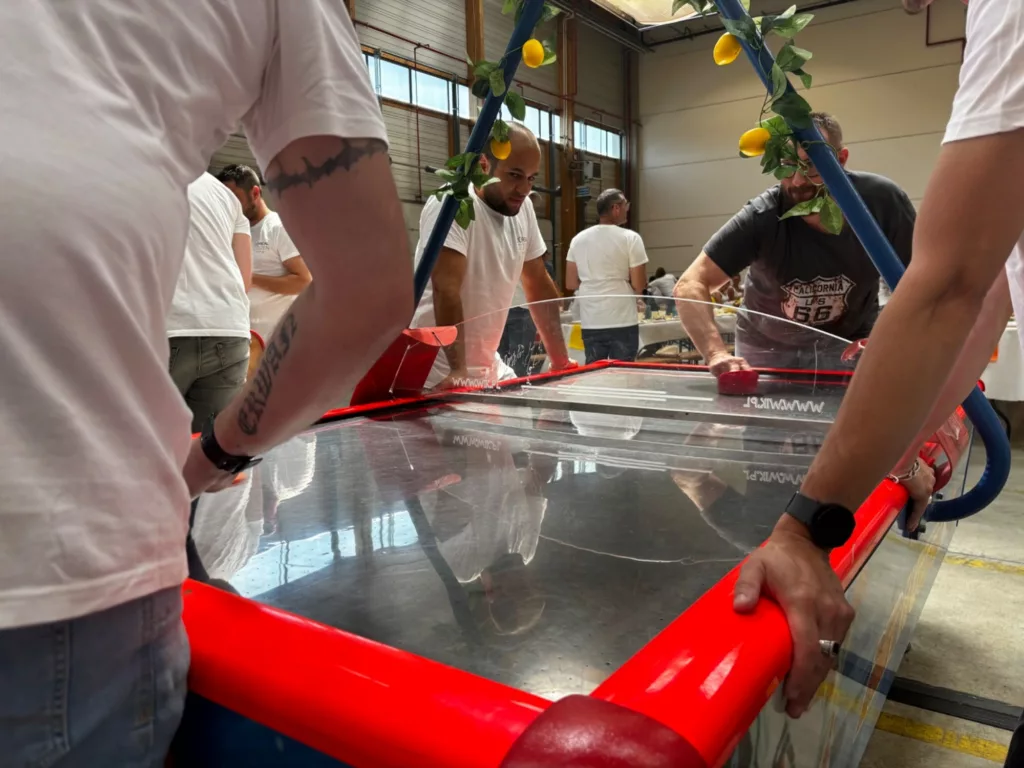 Partie d’air hockey sur table avec compteur de points