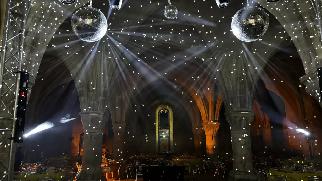 Abbaye de Vaucelles décorée de boules à facettes pour les 60 ans de L’Oréal