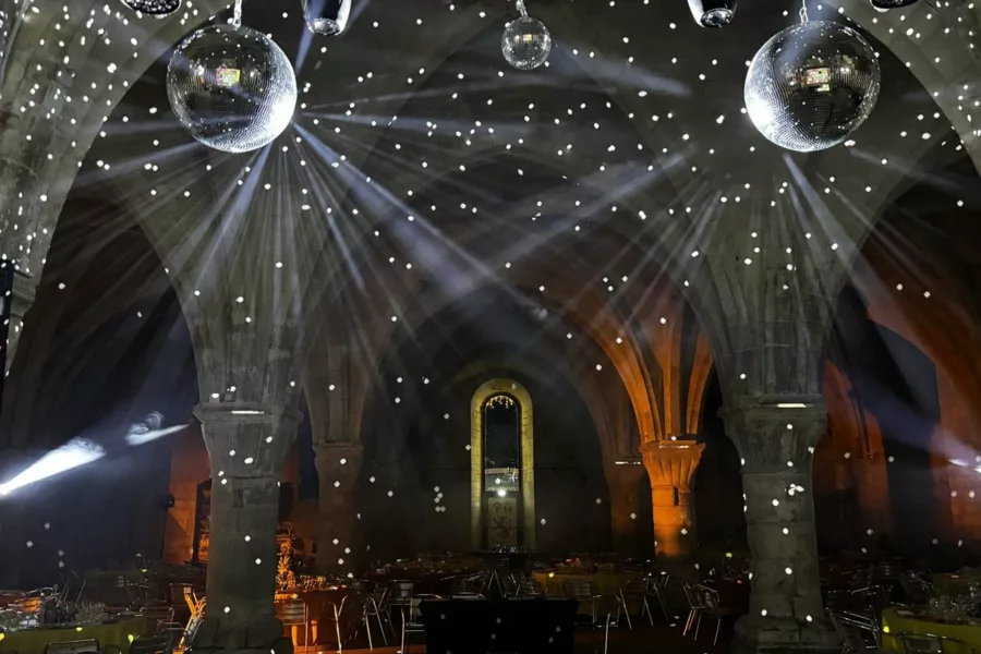 Les 60 ans de L’Oréal Saint-Quentin : nef d’abbaye habillée de boules à facettes et d’éclairages
