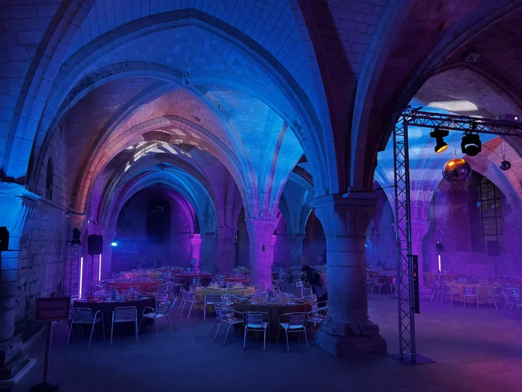 Salle voûtée dressée pour le dîner des 60 ans de L’Oréal Saint-Quentin