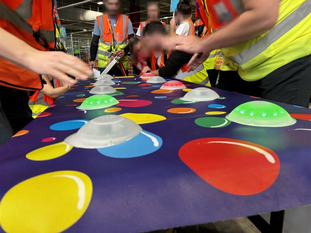 Jeu de buzzers géant en équipes lors de l’anniversaire du site Amazon CDG8