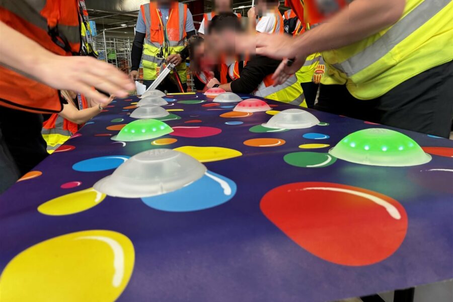 Jeu de buzzers géant en équipes lors de l’anniversaire du site Amazon CDG8