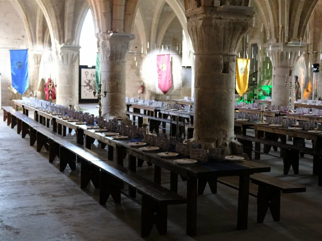 Tables de banquet dressées dans l’abbaye pour L’Oréal Gauchy