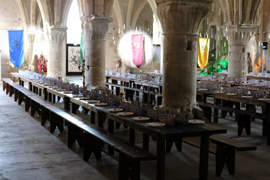 Banquet Harry Potter dans la salle voûtée d’une abbaye pour L’Oréal Gauchy