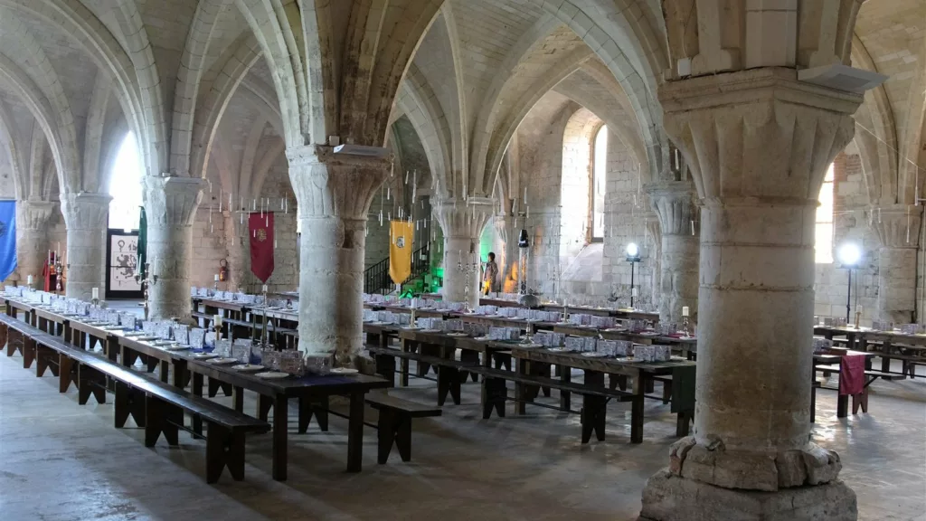 Salle voûtée de l’abbaye décorée façon école des sorciers