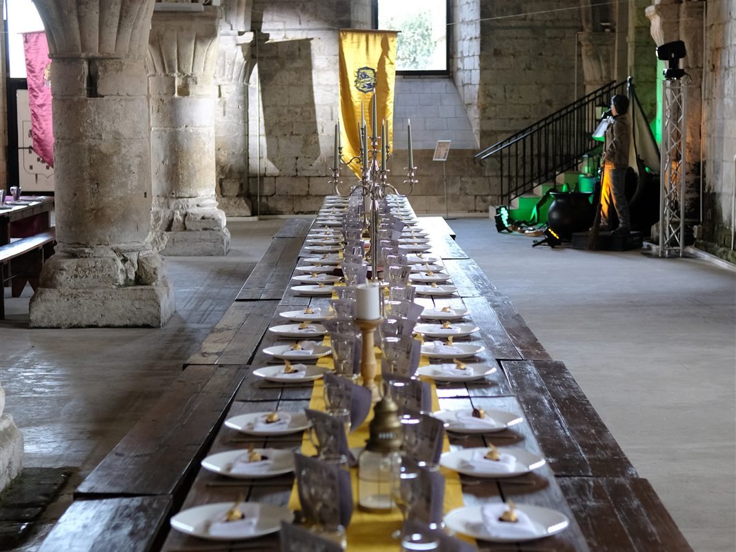 Table de banquet dans une abbaye