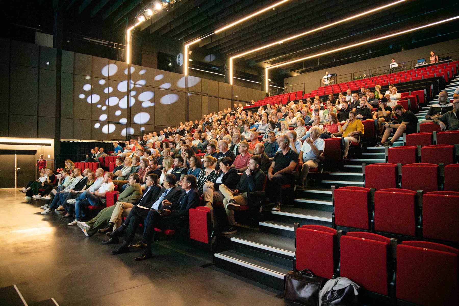 Public dans une salle en gradins