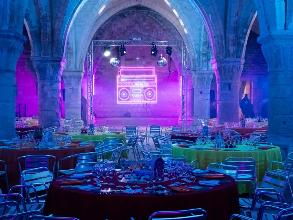 Décor années 60 : néon et mobilier de diner dans une abbaye