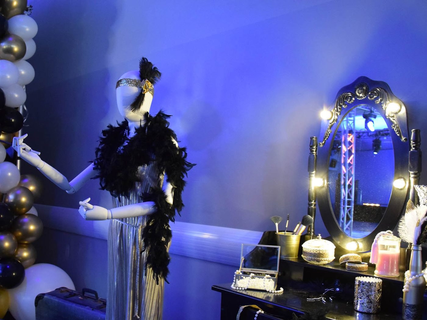 Mannequin en robe à franges et coiffeuse d’époque