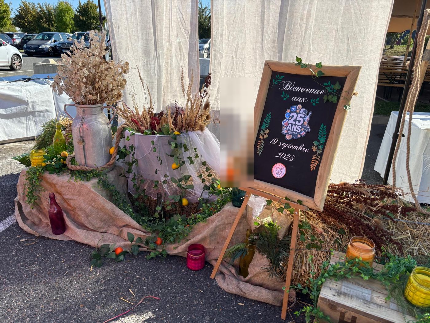 Décor champêtre et ambiance guinguette pour les 25 ans d’Amazon France à Orléans