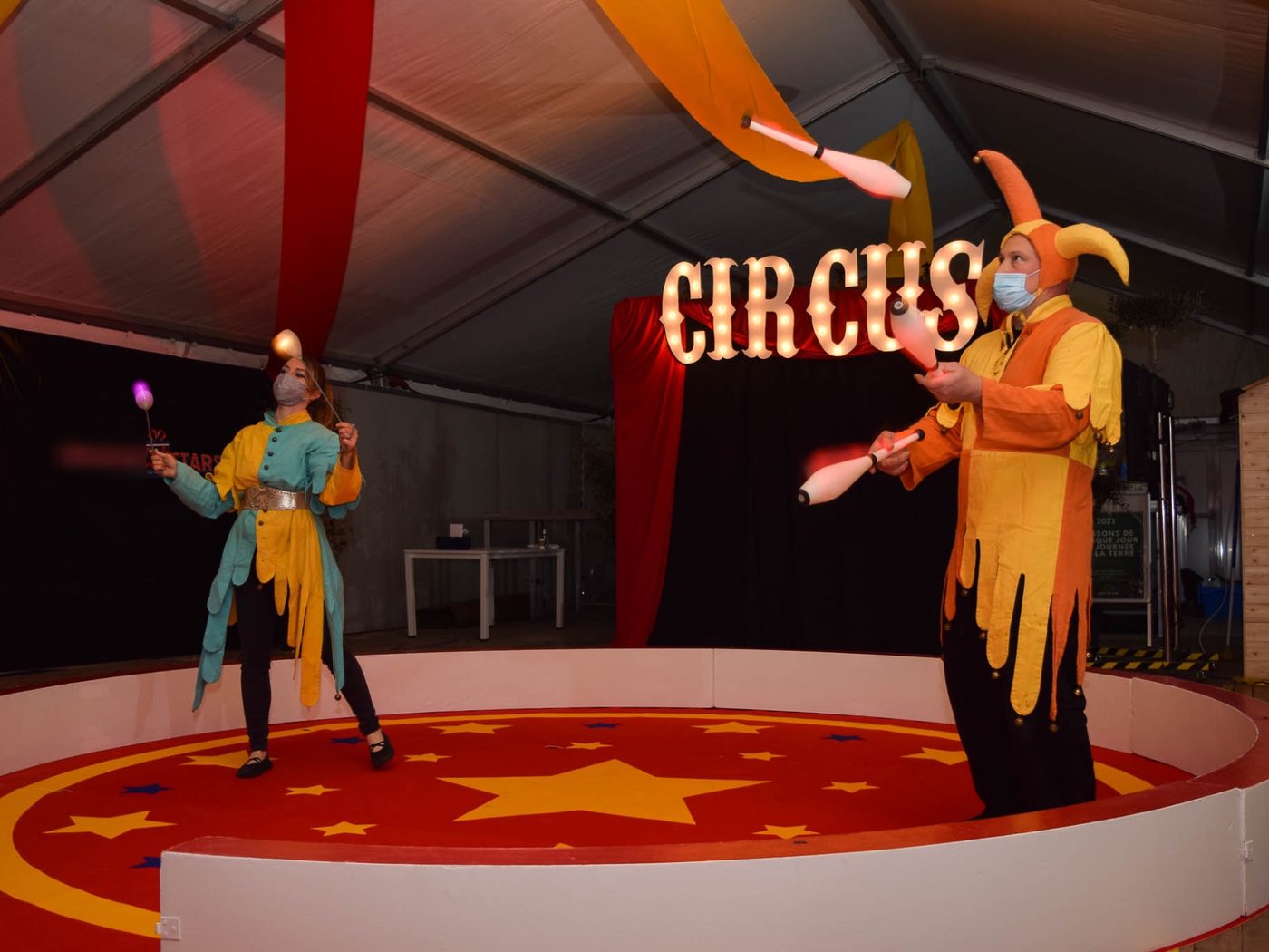 Jongleurs sur une piste de cirque