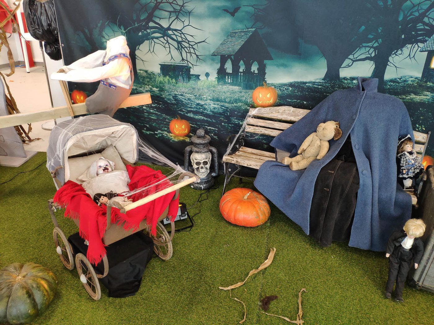 Décor de manoir hanté avec citrouilles
