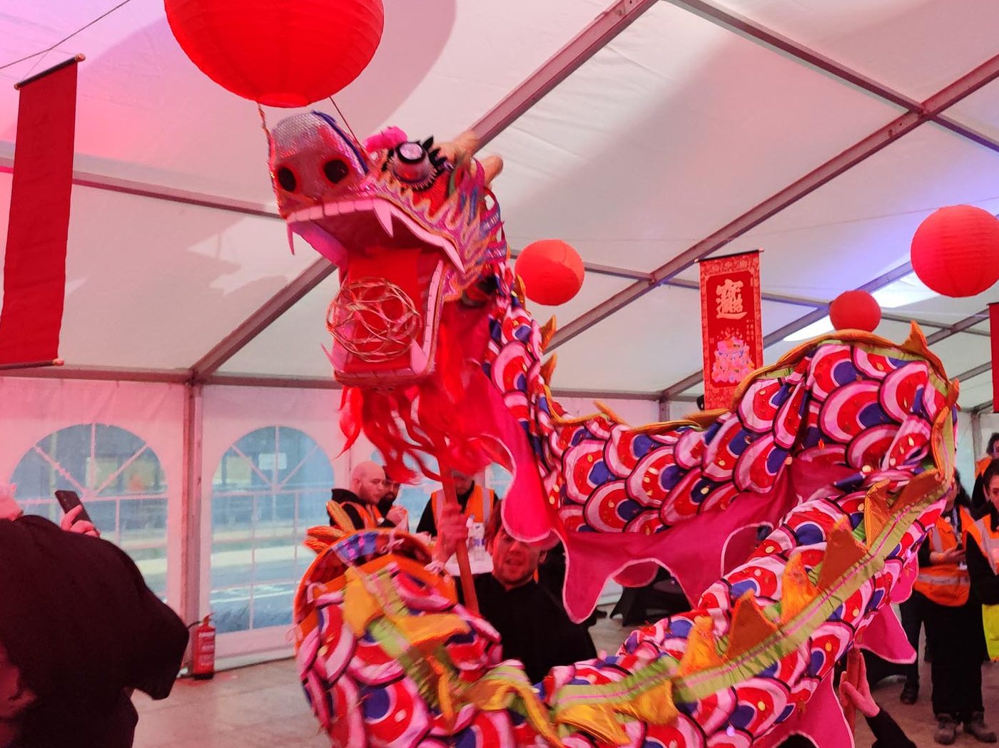 Danse du dragon sous un chapiteau