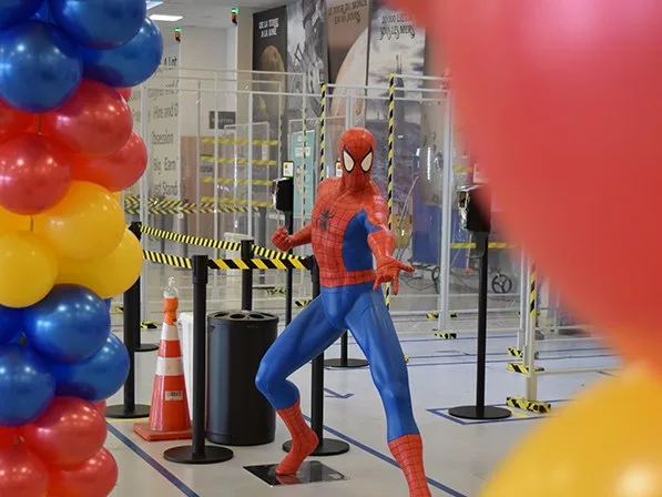 Arche de ballons aux couleurs des super-héros