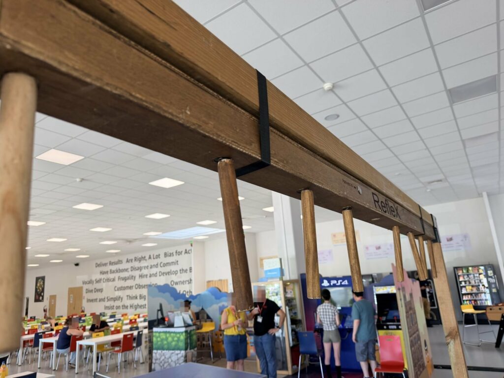Jeu de réflexe : rattraper les bâtons de bois qui tombent au hasard, Family Day Amazon BVA1
