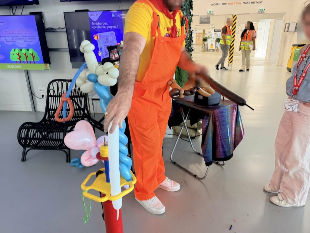 Sculpteur de ballons en action pendant le Family Day Amazon BVA1