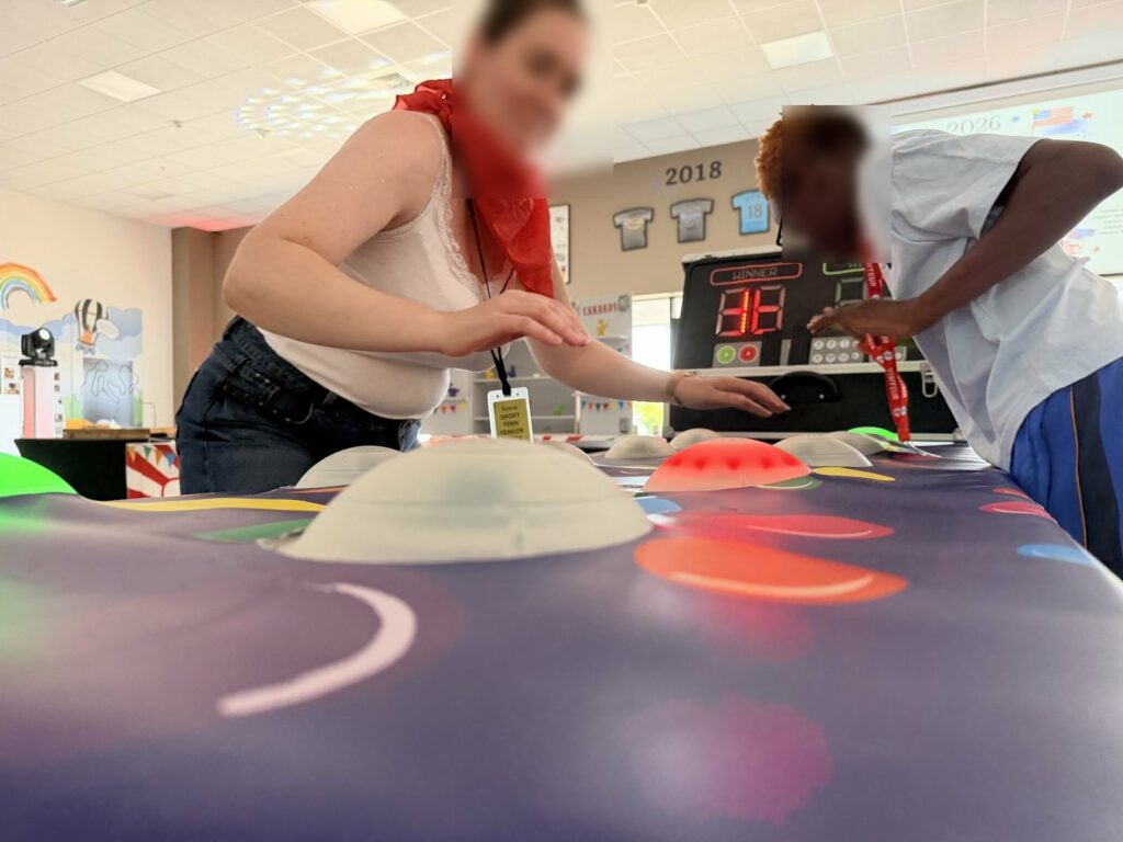 Table de jeu interactive animée pendant le Family Day Amazon BVA1