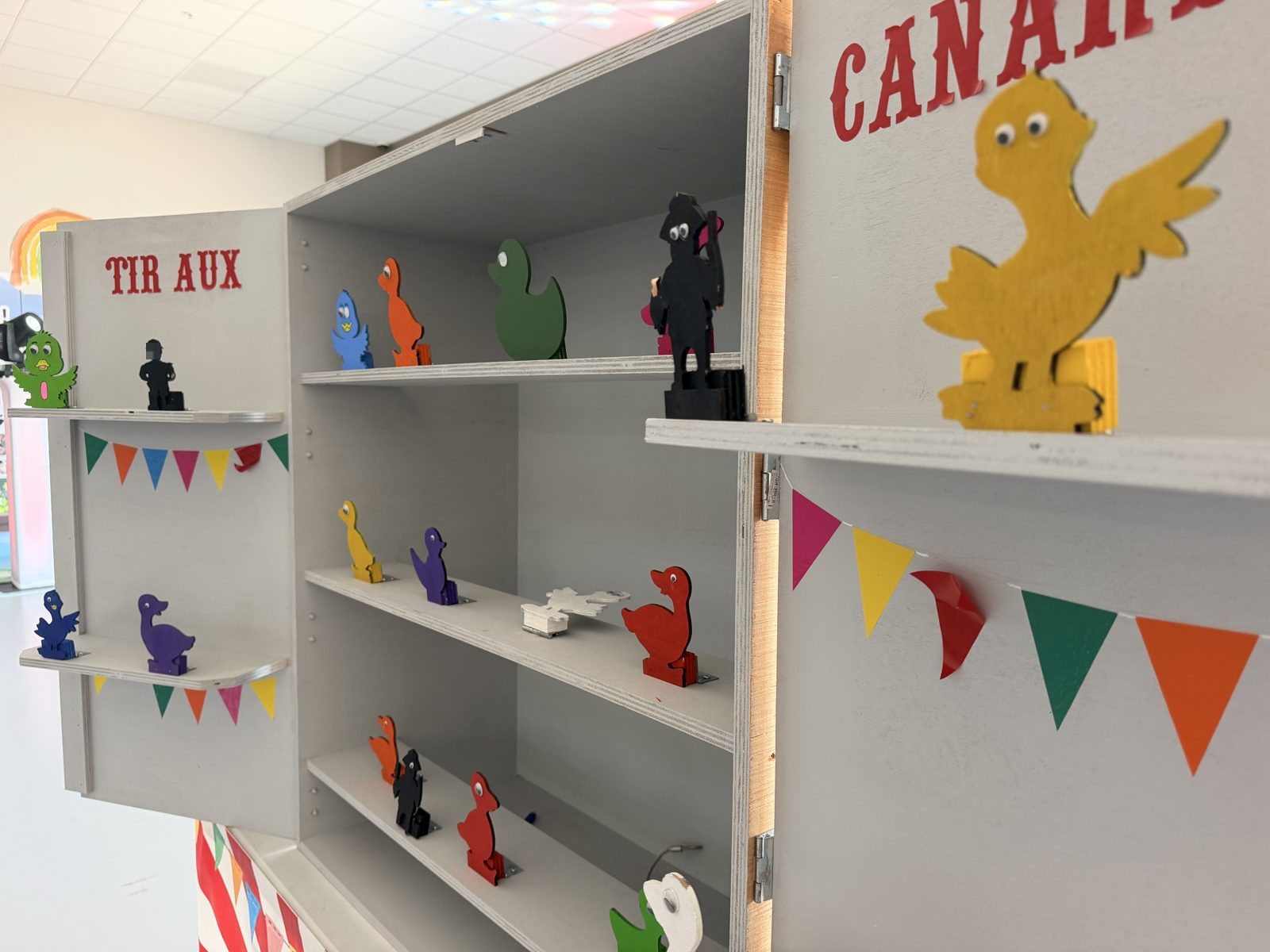 Stand de tir aux canards en bois monté pour le Family Day d'Amazon BVA1