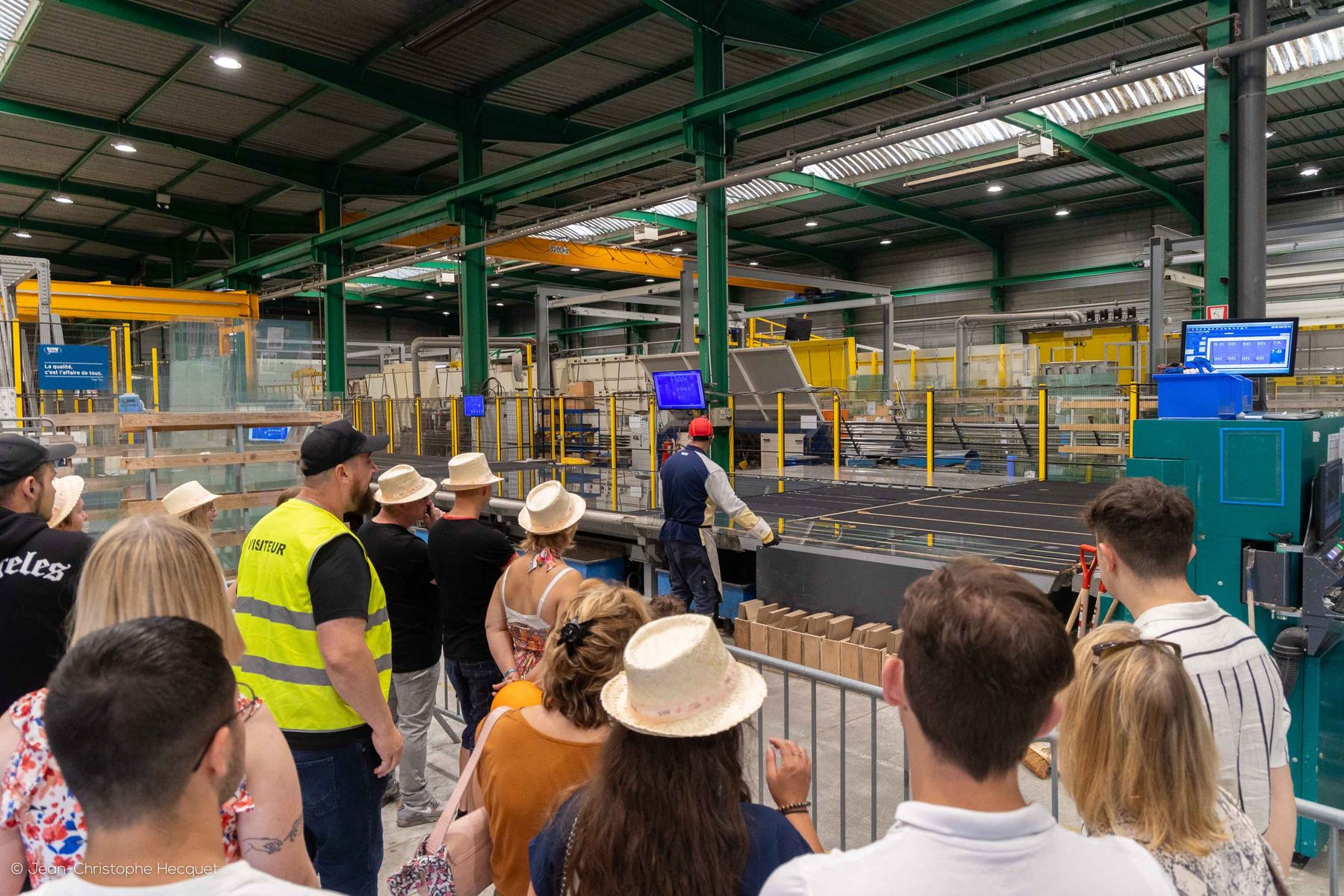 Visiteurs en visite dans une usine