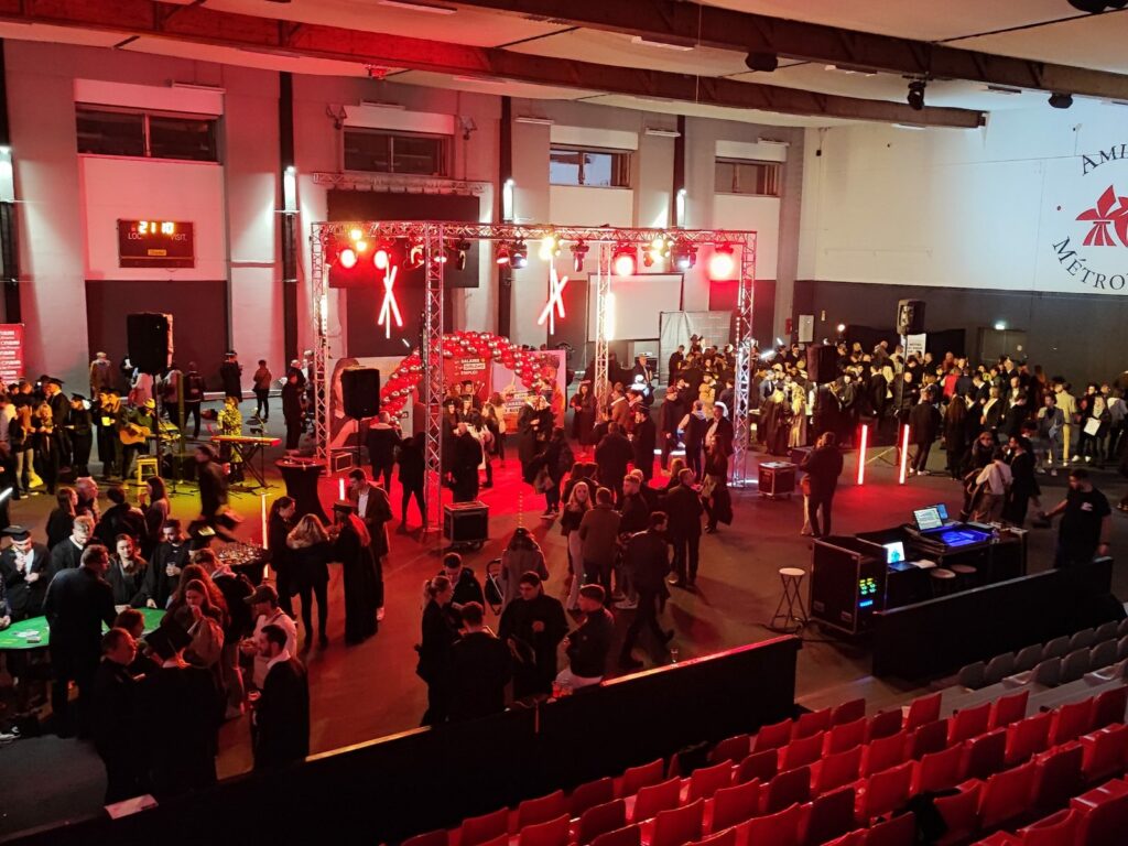 Remise de diplômes du CNAM Hauts-de-France au Coliseum d’Amiens : scène, gradins et éclairage montés par 9P Production