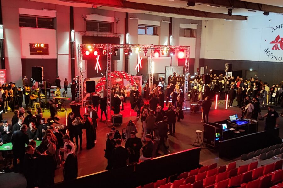 Remise de diplômes du CNAM Hauts-de-France au Coliseum d’Amiens : scène, gradins et éclairage montés par 9P Production