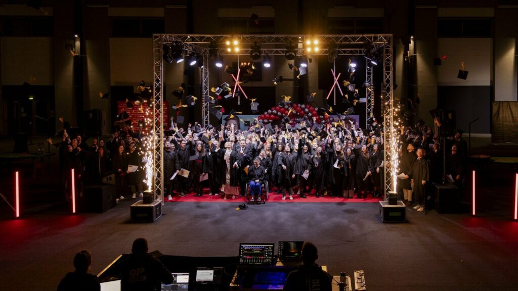 Lancer de toques et étincelles à la remise de diplômes du CNAM Hauts-de-France, régie 9P Production au premier plan