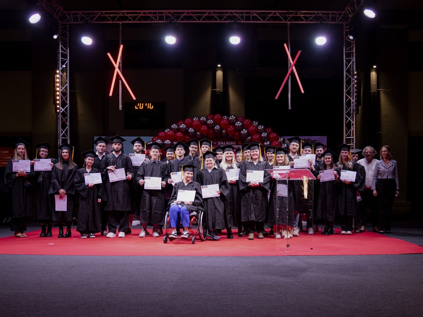 Promotion de diplômés réunie sur scène