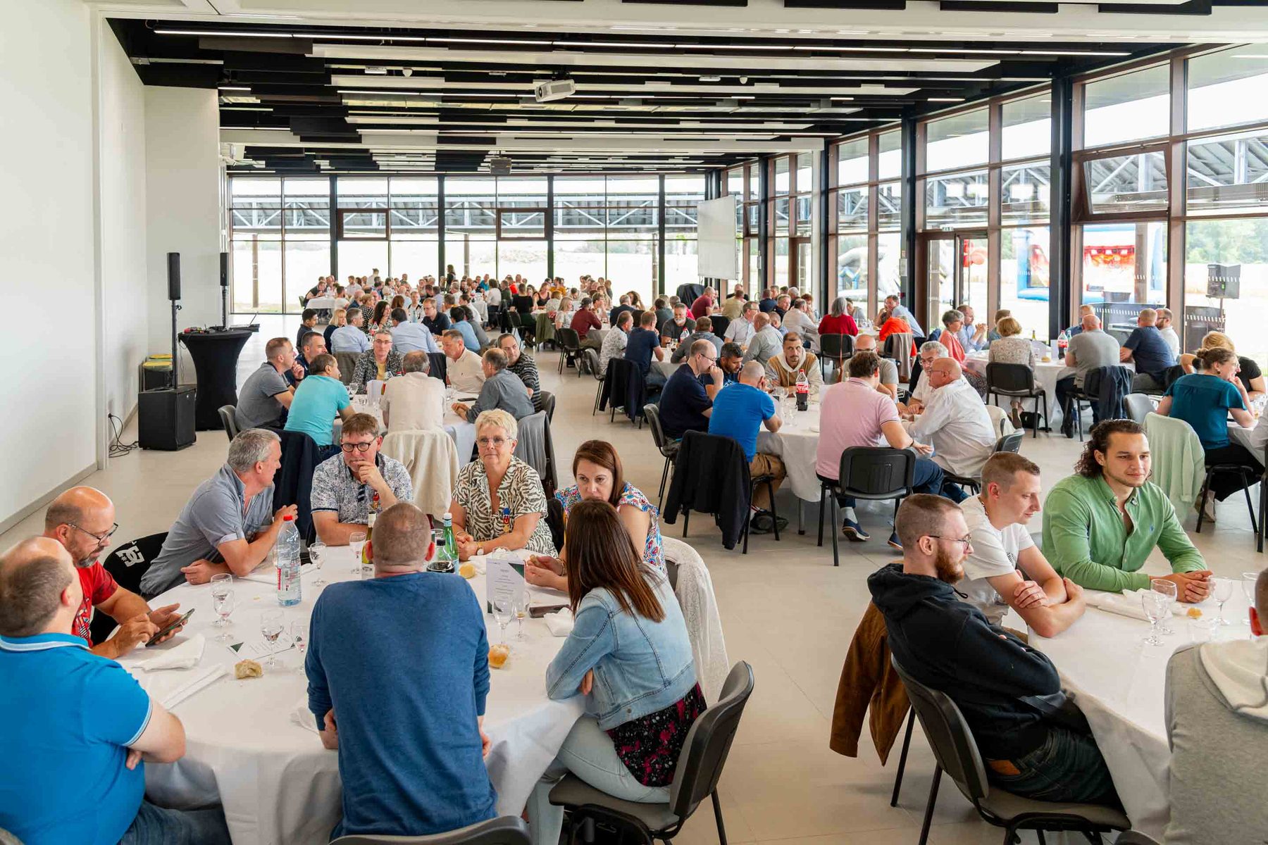 Salle de repas en tables rondes