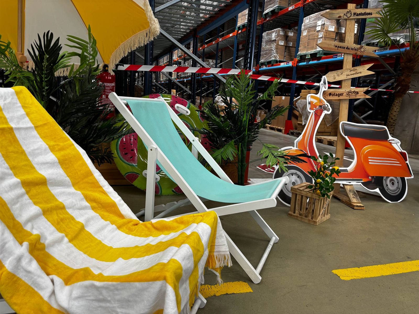 Transats rayés et scooter dans un décor de Riviera