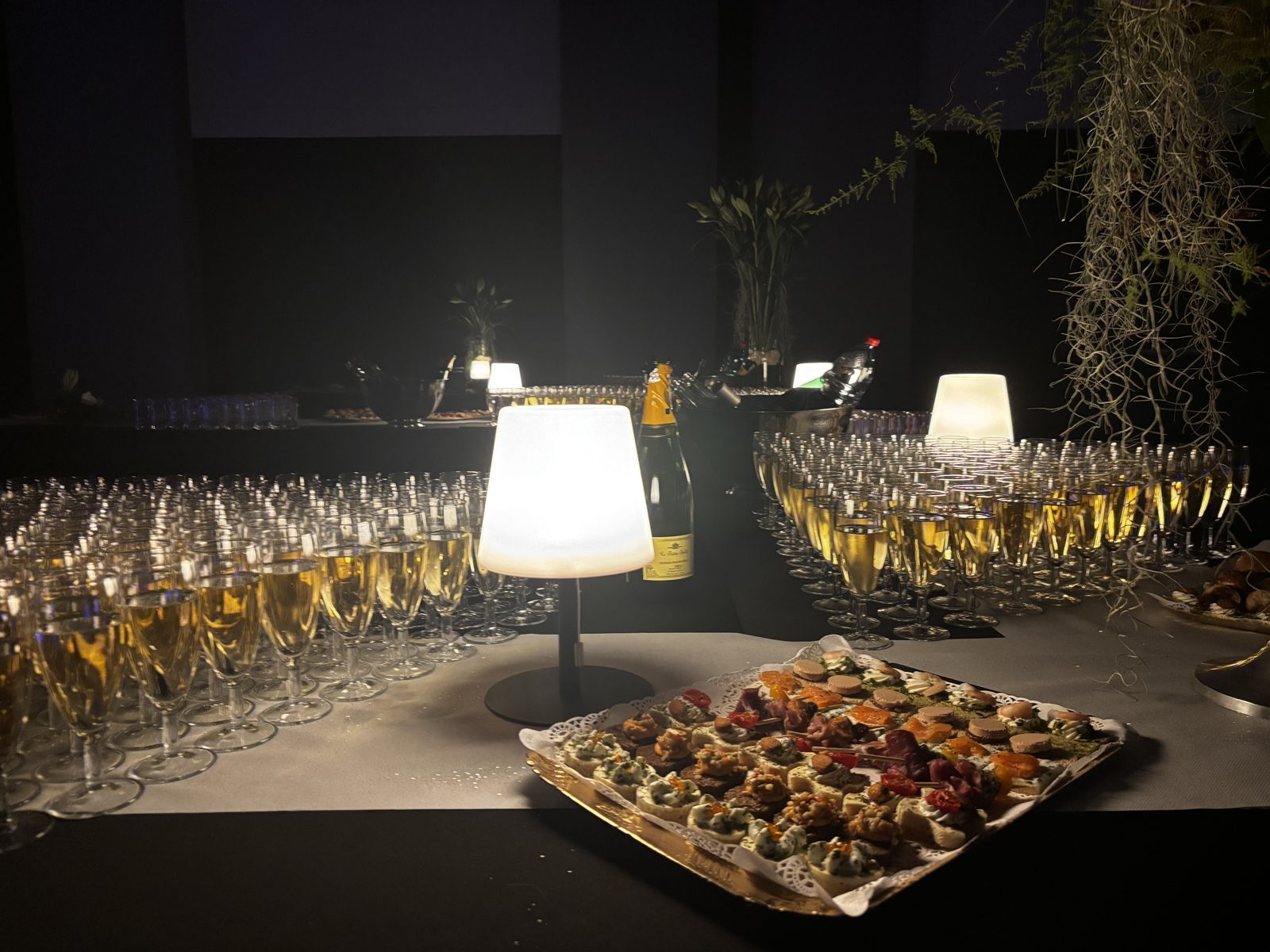 Coupes et pièces cocktail prêtes pour la réception
