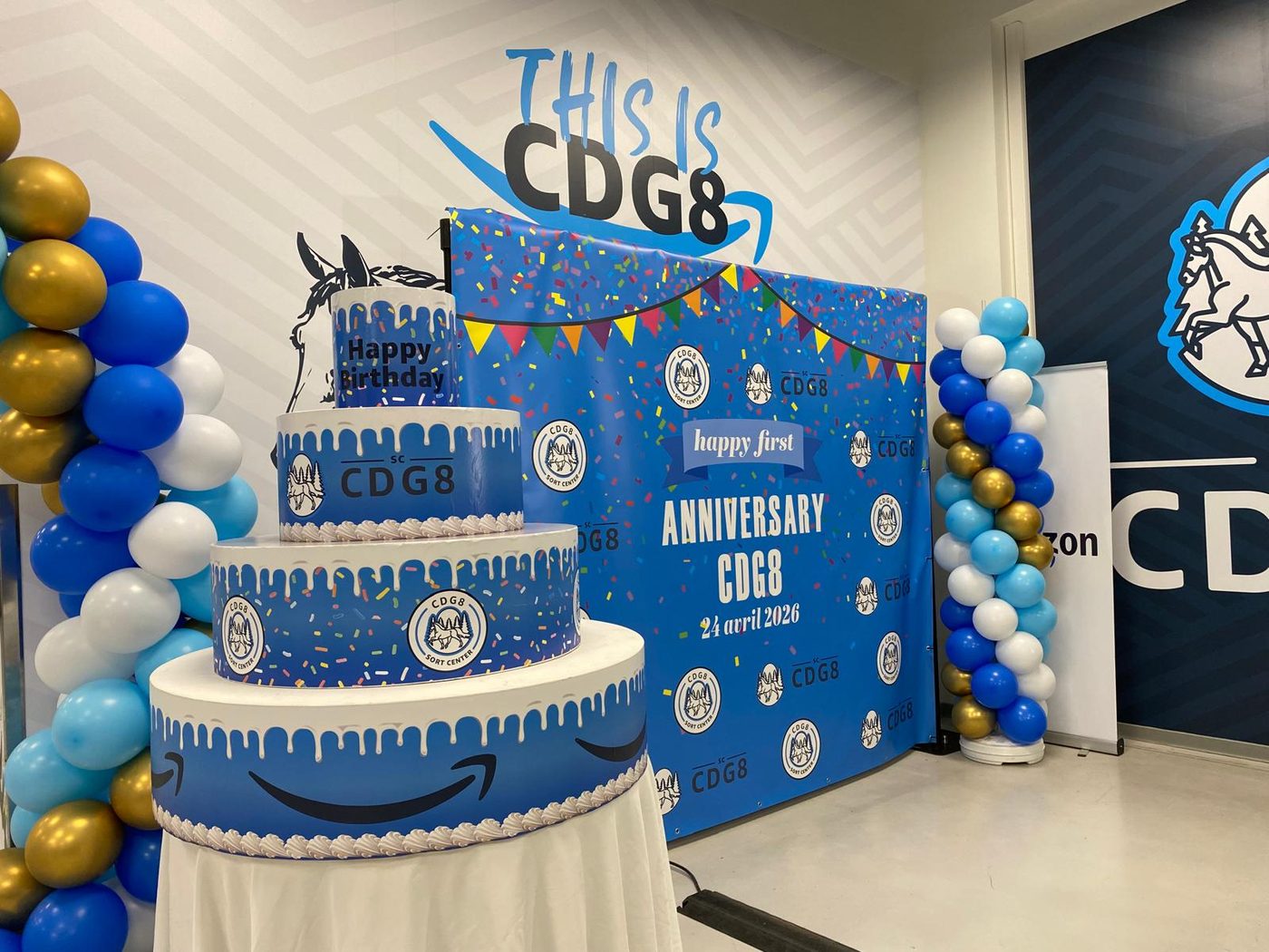 Gâteau géant et colonnes de ballons pour le premier anniversaire du site Amazon CDG8