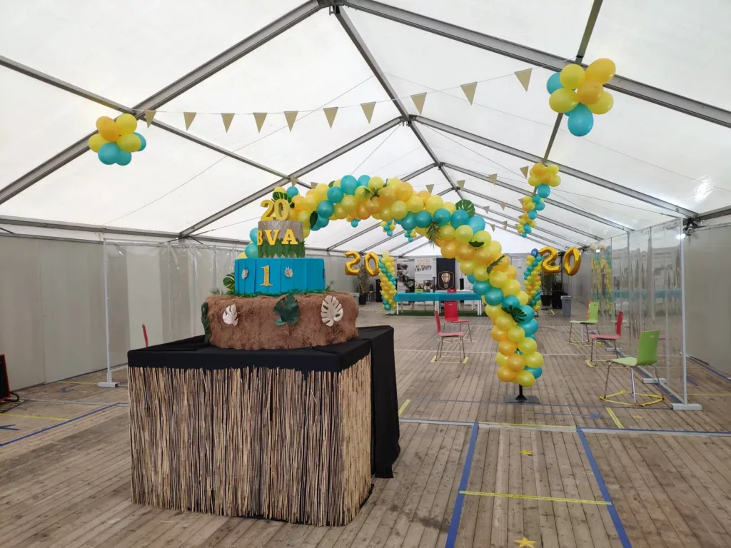 Chapiteau décoré de ballons et fanions