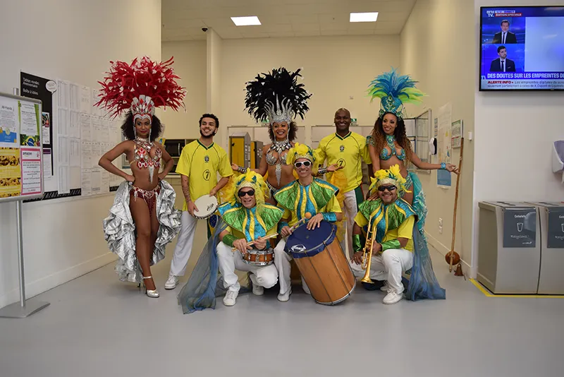 Danseuses et percussionnistes brésiliens