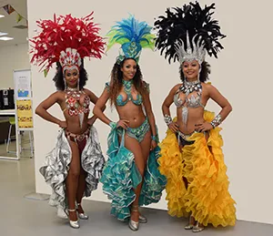 Danseuses de samba en costumes à plumes