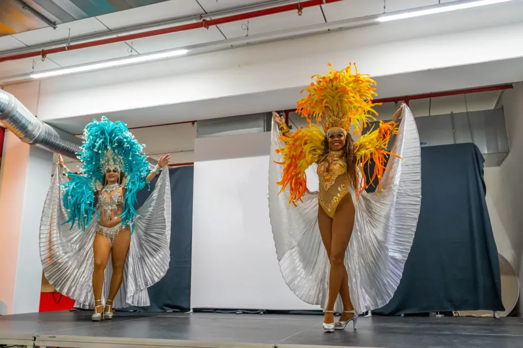 Danseuses de samba sur scène