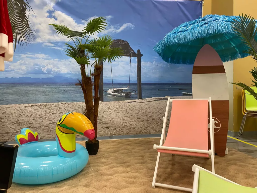 Scène de plage avec bouée toucan et palmier