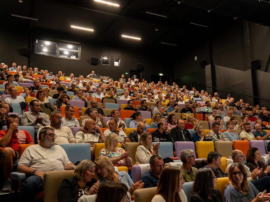 Auditorium rempli pour une cérémonie de remise des médailles du travail