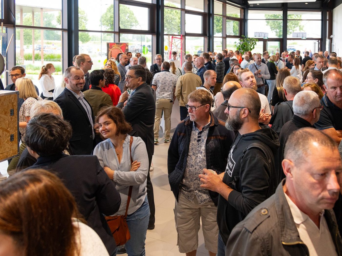 Cocktail debout entre collaborateurs