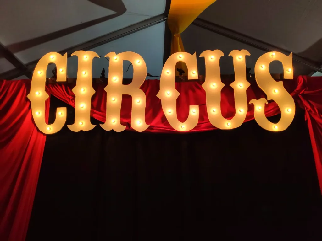 Lettres lumineuses Circus sur rideau rouge et noir