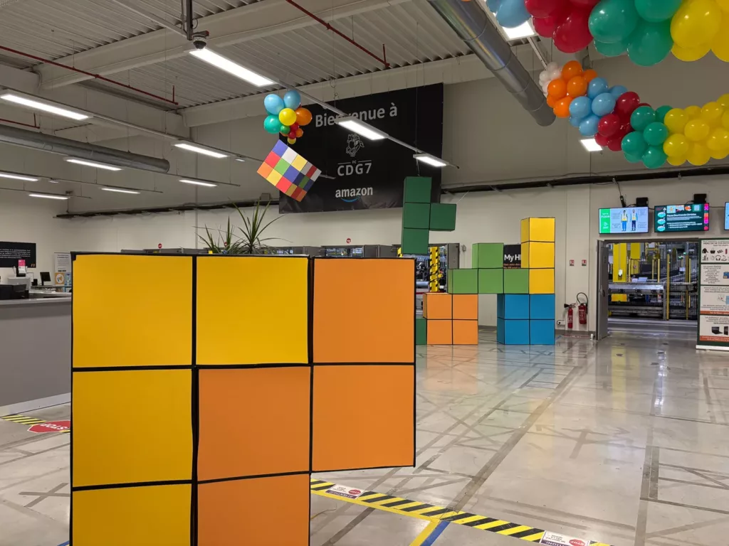 Blocs colorés et guirlandes de ballons au plafond