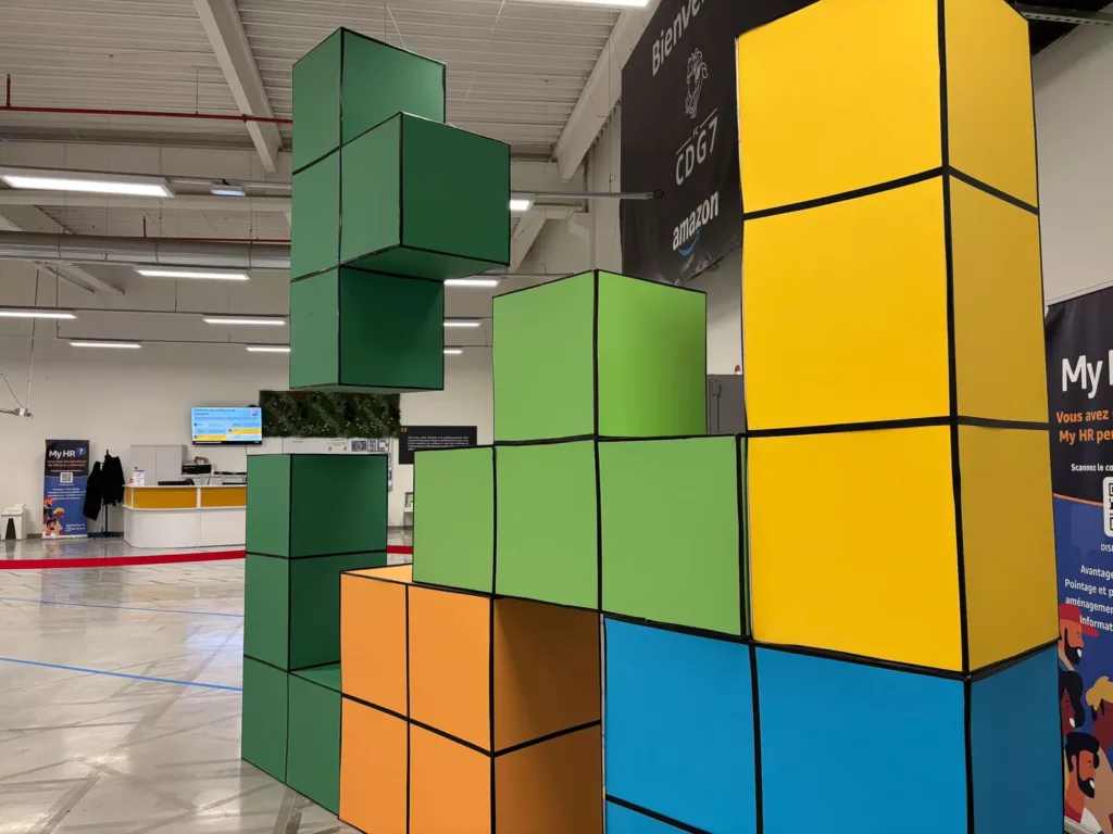 Blocs géants jaunes, verts, bleus et orange